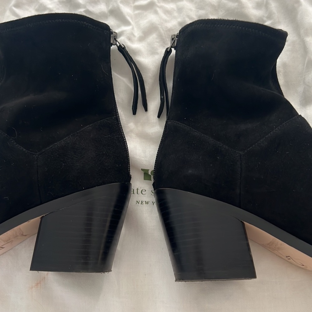 Like New - Super soft suede leather zip back ankle boots classic style!